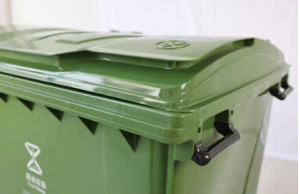 Thiết kế nắp được gia cố, bền và dễ mở nắp, thân thùng dạng vỏ sò , độ kín khí tốt, không có mùi lạ, Bánh xe sử dụng vật liệu cao su thiên nhiên chất lượng cao để làm bánh xe bên ngoài, Vật liệu mới được xử lý và làm dày, chắc chắn và chống mài mòn. thumb