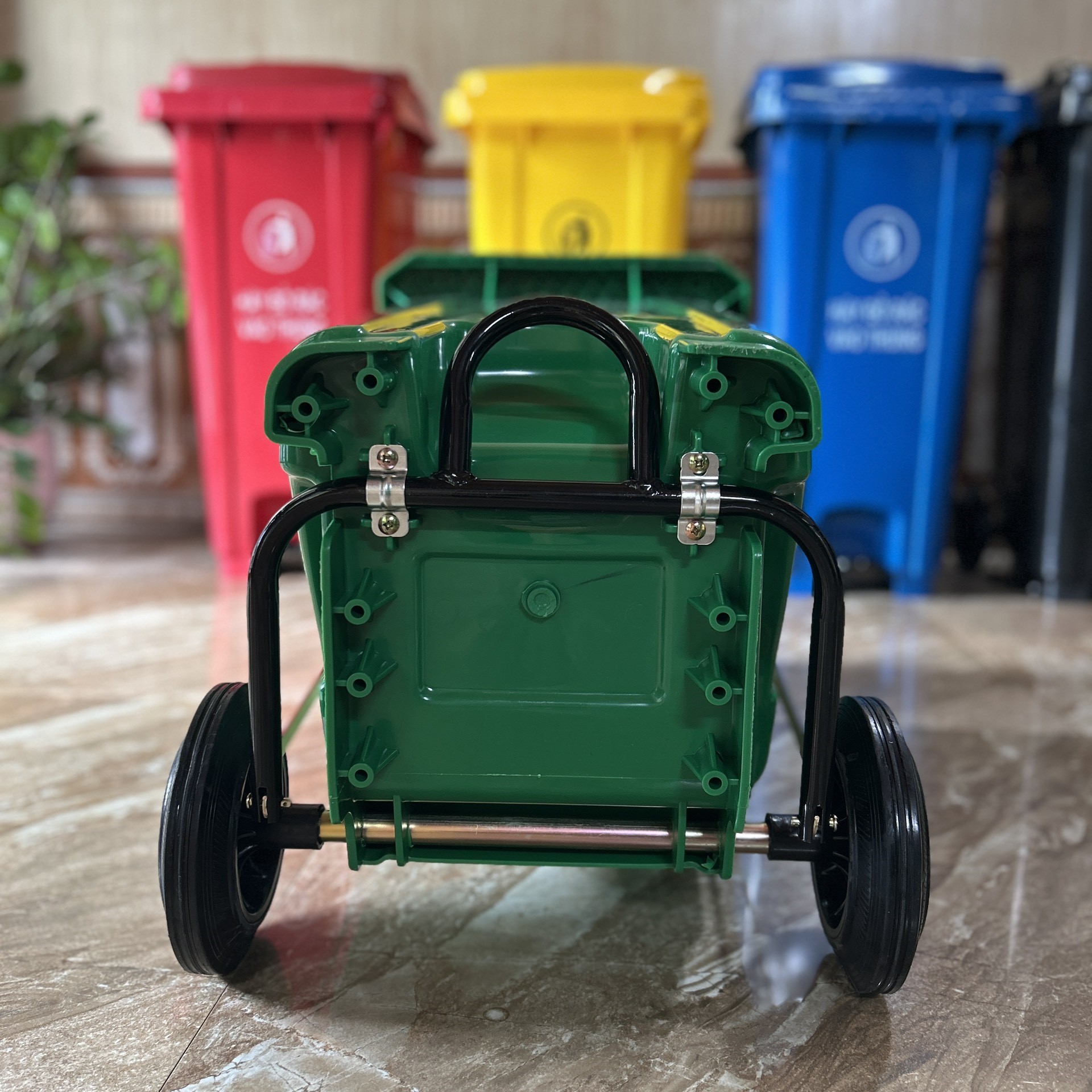 Thùng rác nhựa HDPE có bàn đạp 240L