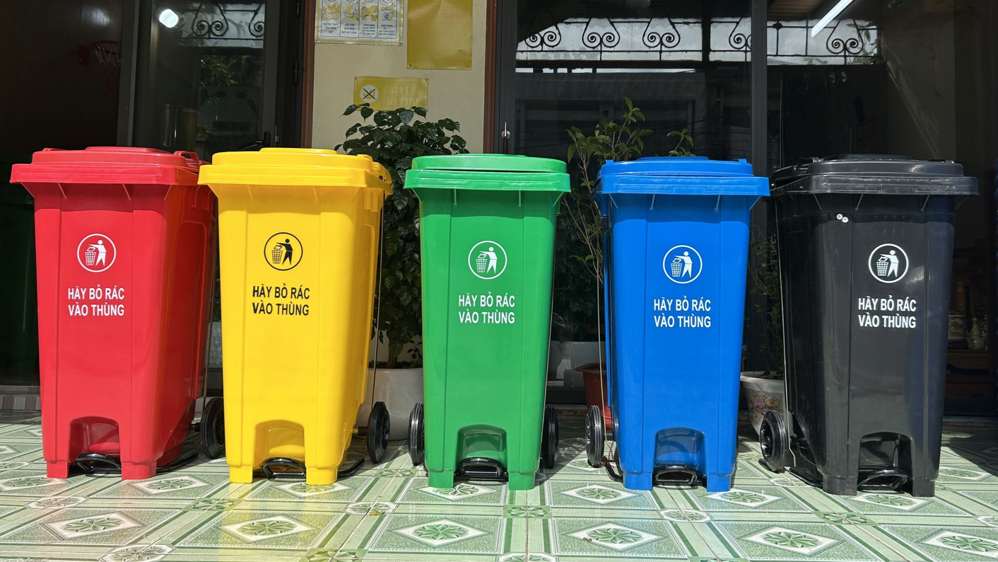 Thùng rác nhựa HDPE có bàn đạp 240L