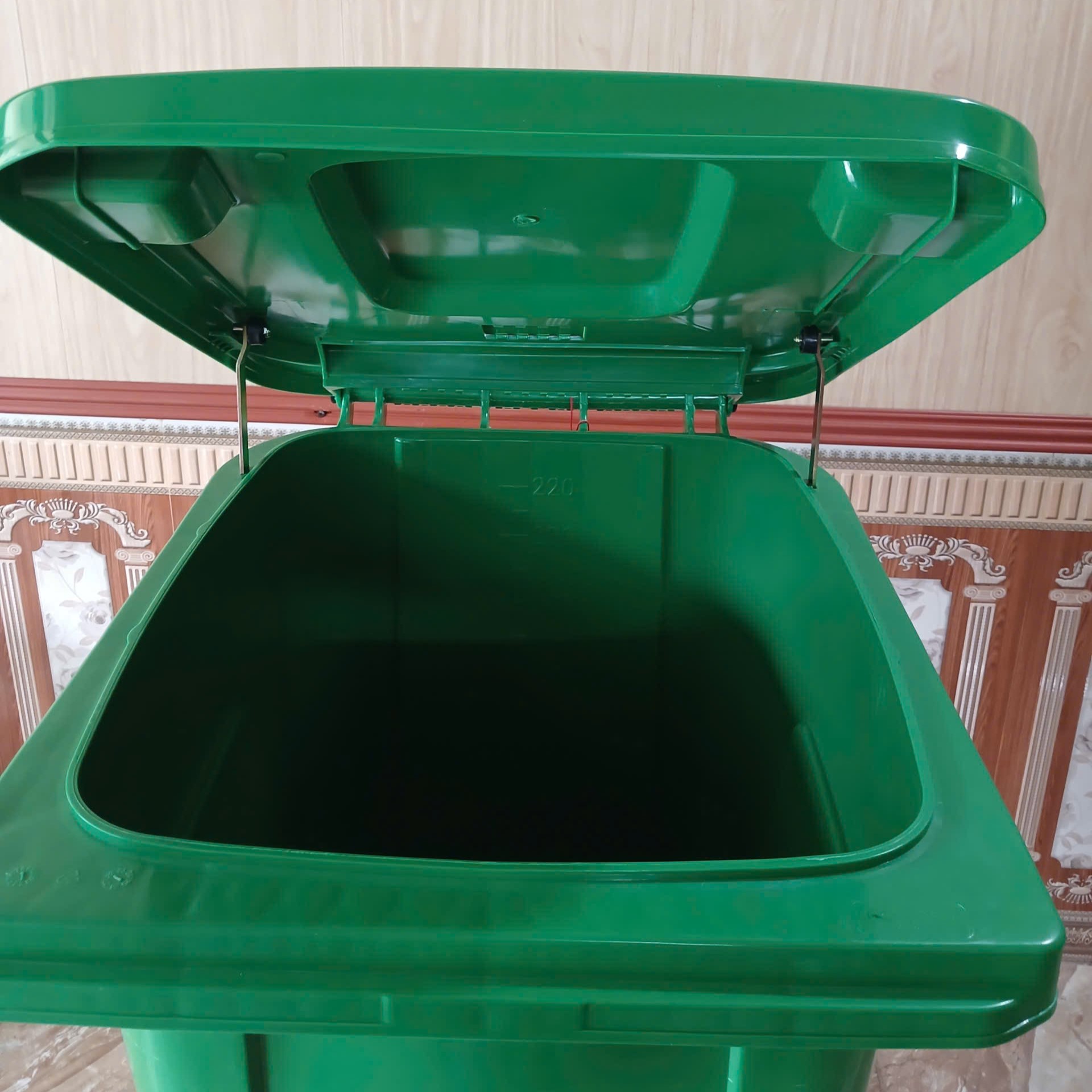 Thùng rác nhựa HDPE có bàn đạp 240L
