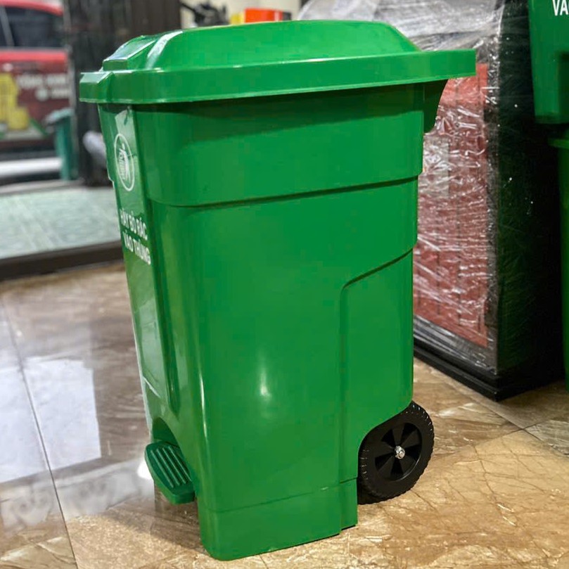 Thùng rác nhựa 70 lít có bàn đạp mở nắp.