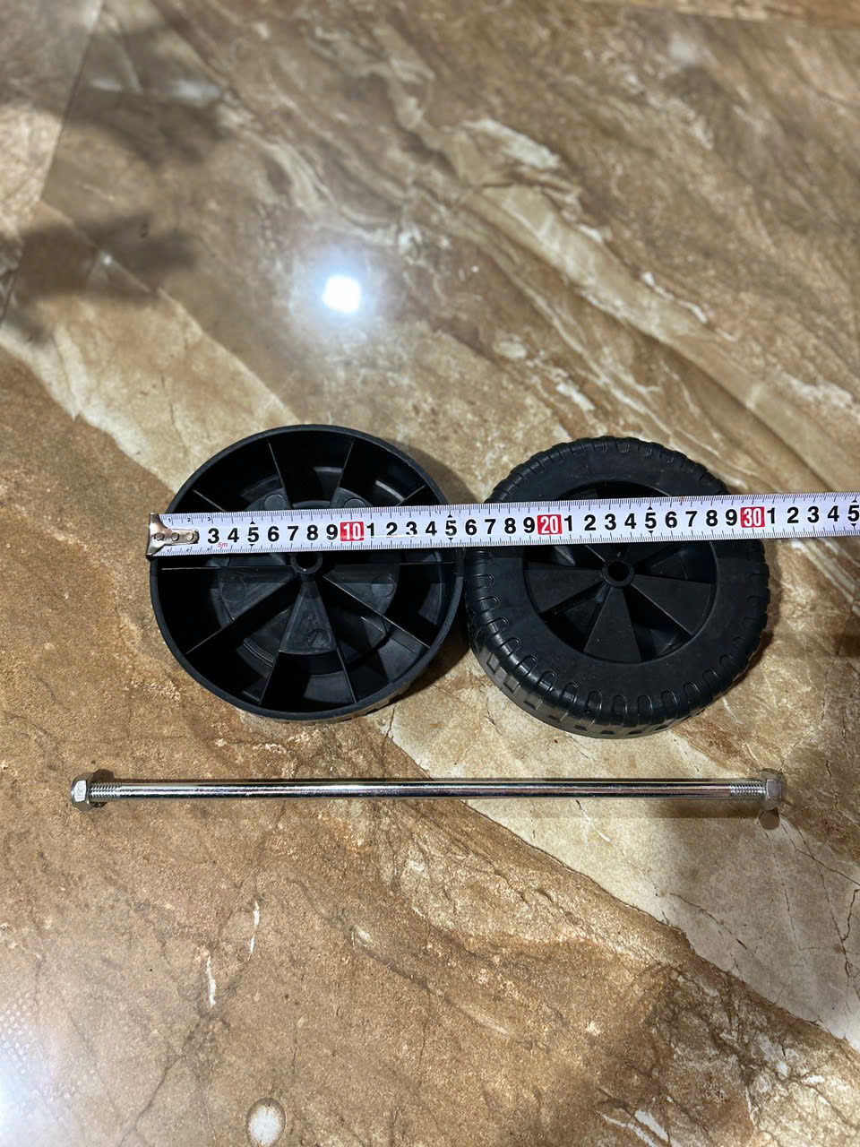 Thùng rác nhựa 70 lít có bàn đạp mở nắp.