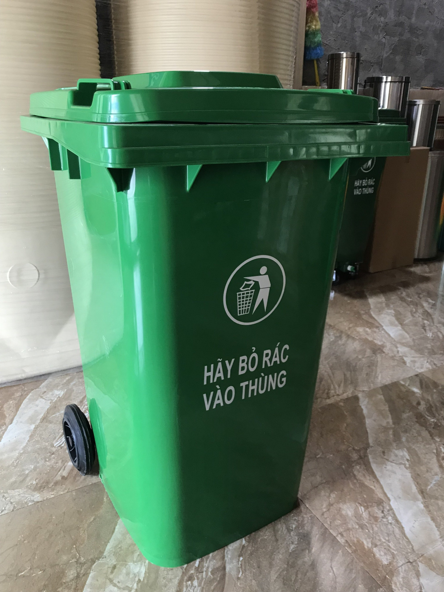 Thùng rác nhựa HDPE 240 lít đủ 8 màu: Xanh lá, vàng, cam, trắng, xám, xanh dương, đỏ, đen