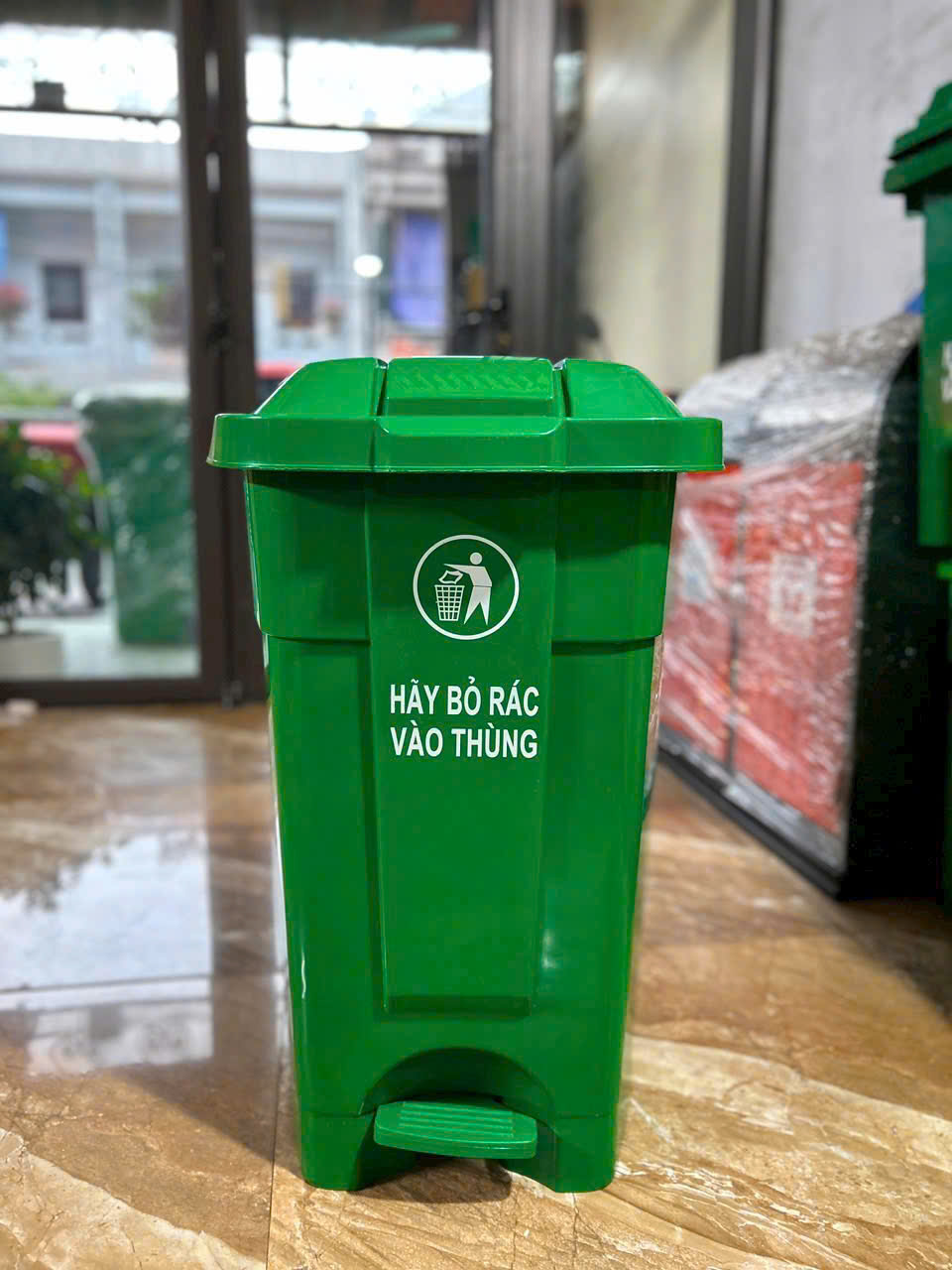 Thùng rác nhựa 70 lít có bàn đạp mở nắp.