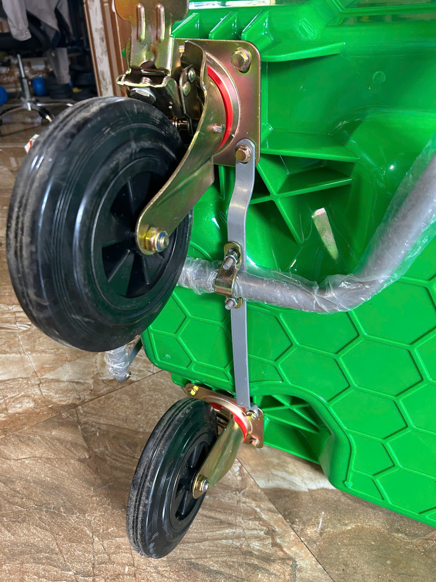 Thùng rác đạp chân 660L HDPE có bánh xe.