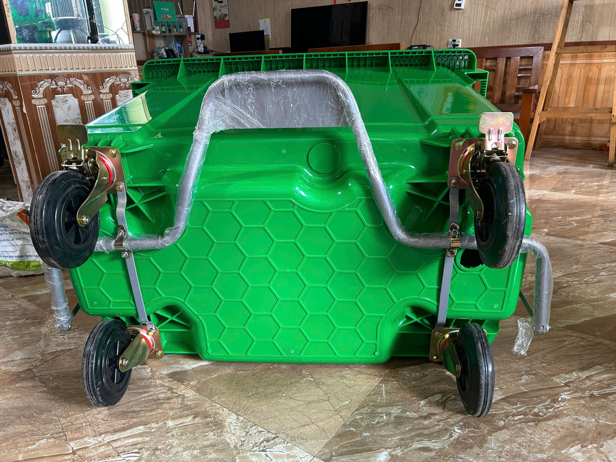 Thùng rác đạp chân 660L HDPE có bánh xe.