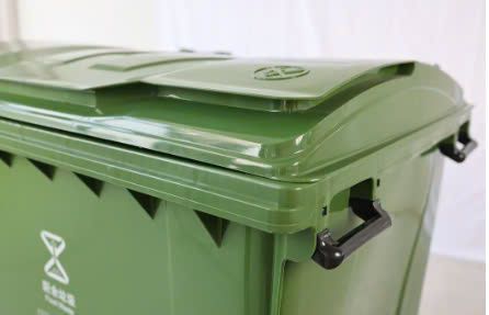 Thiết kế nắp được gia cố, bền và dễ mở nắp, thân thùng dạng vỏ sò , độ kín khí tốt, không có mùi lạ, Bánh xe sử dụng vật liệu cao su thiên nhiên chất lượng cao để làm bánh xe bên ngoài, Vật liệu mới được xử lý và làm dày, chắc chắn và chống mài mòn.