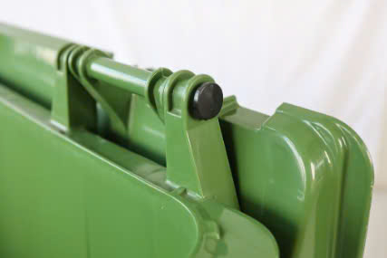 Thiết kế nắp được gia cố, bền và dễ mở nắp, thân thùng dạng vỏ sò , độ kín khí tốt, không có mùi lạ, Bánh xe sử dụng vật liệu cao su thiên nhiên chất lượng cao để làm bánh xe bên ngoài, Vật liệu mới được xử lý và làm dày, chắc chắn và chống mài mòn.