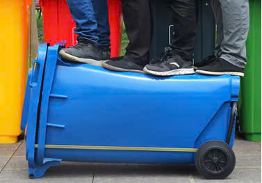 Thiết kế nắp được gia cố, bền và dễ mở nắp, thân thùng dạng vỏ sò , độ kín khí tốt, không có mùi lạ, Bánh xe sử dụng vật liệu cao su thiên nhiên chất lượng cao để làm bánh xe bên ngoài, Vật liệu mới được xử lý và làm dày, chắc chắn và chống mài mòn.